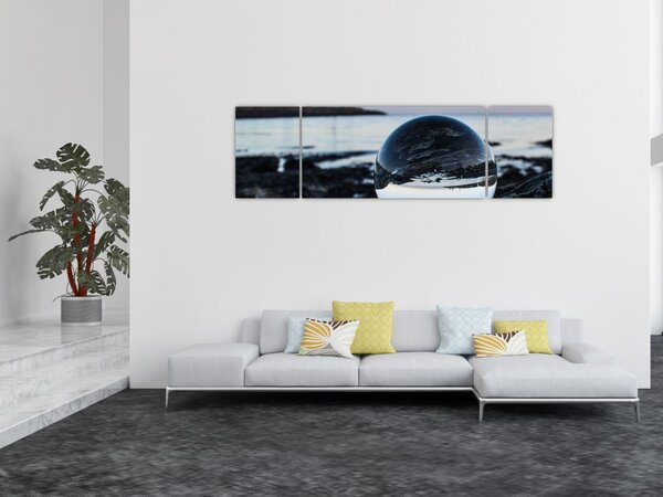 Obraz szklanej kuli na skale (170x50 cm)