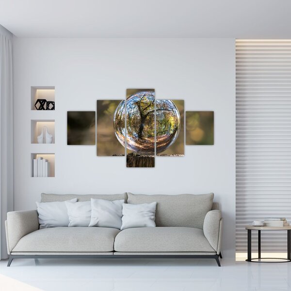 Obraz - Odbicie w szklanej kuli (125x70 cm)