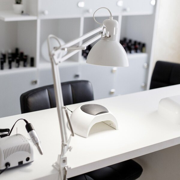 Biała lampa stołowa z elastyczną konstrukcją/z klipsem (wysokość 73,5 cm) Tajo – Trio