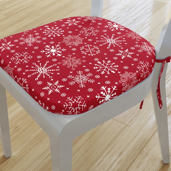 Goldea zaokrąglona poduszka na krzesło 39x37 cm świąteczna - płatki śniegu na czerwonym 39 x 37 cm