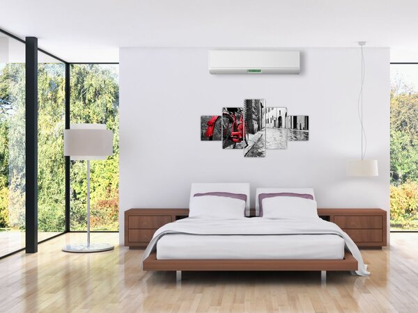Obraz czerwonego roweru na brukowanej uliczce (125x70 cm)