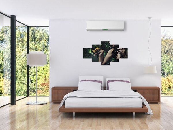 Obraz pełnej wdzięku kobiety z motylem (125x70 cm)