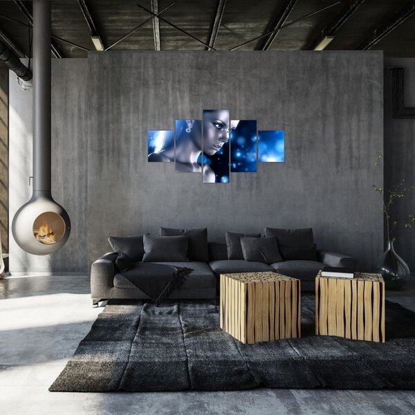 Obraz kobiety w niebieskim blasku (125x70 cm)