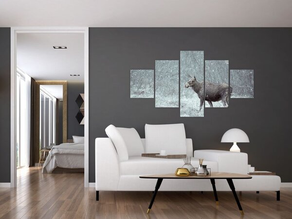 Obraz - Łoś w śnieżnym lesie (125x70 cm)