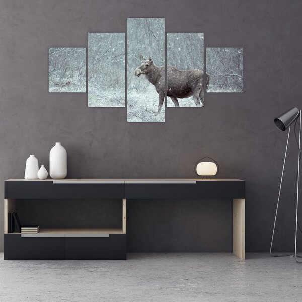 Obraz - Łoś w śnieżnym lesie (125x70 cm)