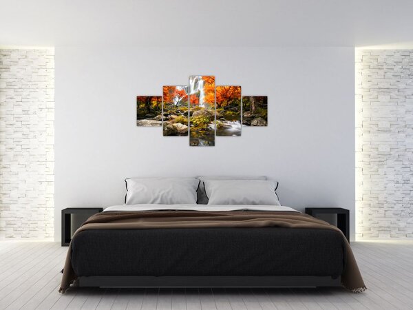 Obraz - Wodospady w pomarańczowym lesie (125x70 cm)