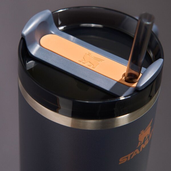 Ciemnoniebieski termos ze słomką ze stali nierdzewnej 1,18 l Quencher H2.0 FlowState Tumbler Twilight – Stanley