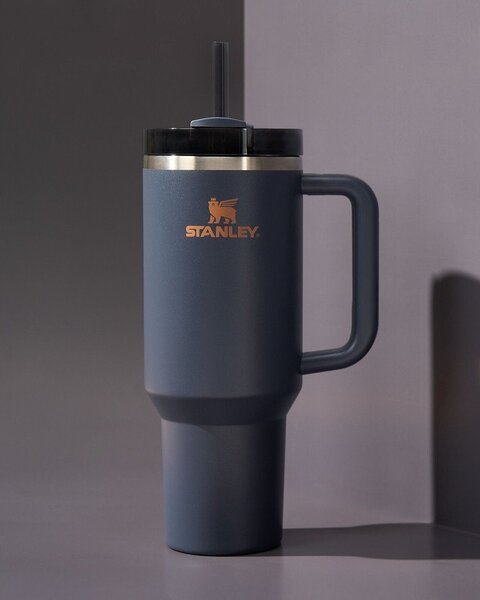 Ciemnoniebieski termos ze słomką ze stali nierdzewnej 1,18 l Quencher H2.0 FlowState Tumbler Twilight – Stanley
