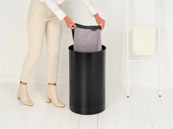 Metalowy kosz na pranie w kolorze matowej czerni 60 l – Brabantia