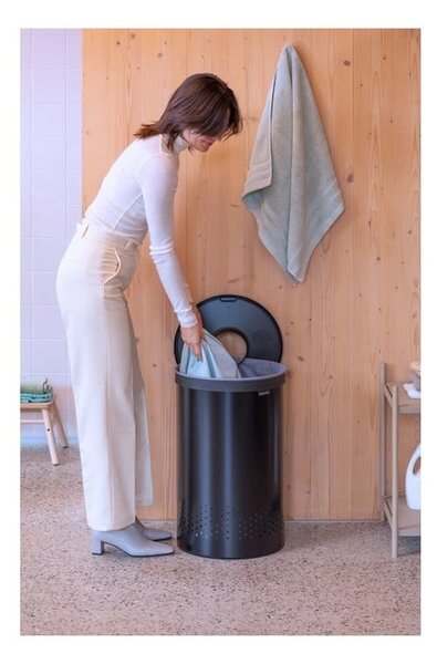 Metalowy kosz na pranie w kolorze matowej czerni 60 l – Brabantia