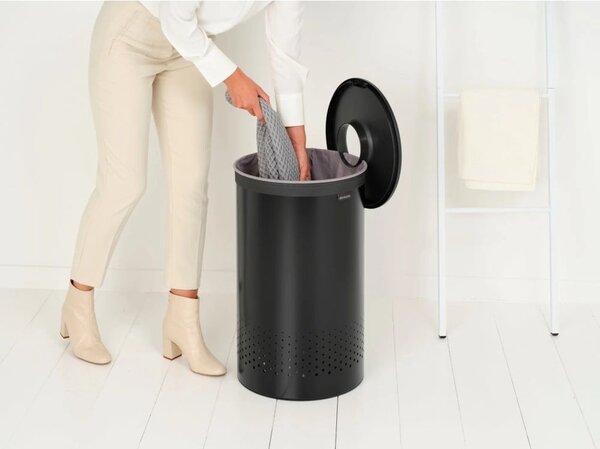 Metalowy kosz na pranie w kolorze matowej czerni 60 l – Brabantia