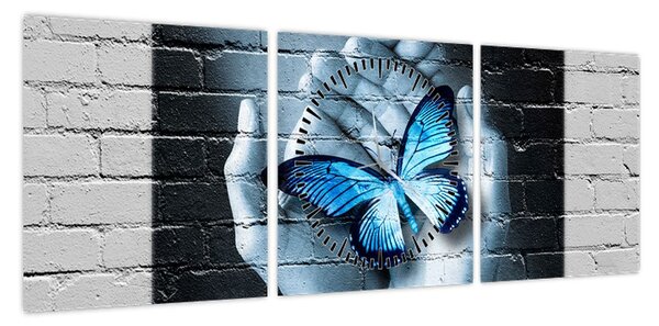 Obraz niebieskiego motyla na ścianie (z zegarem) (90x30 cm)