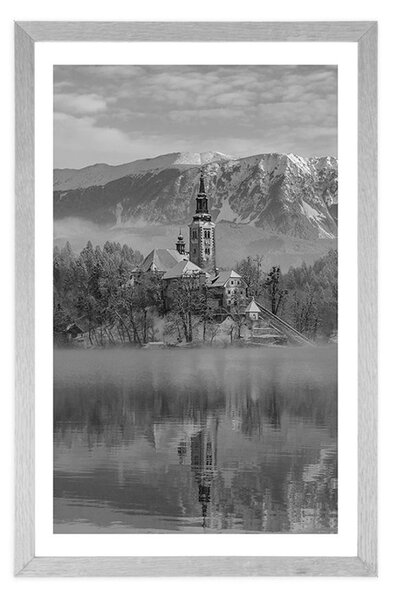 Plakat z passe-partout kościół nad jeziorem Bled w Słowenii w czerni i bieli