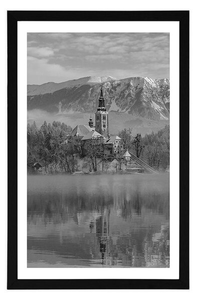 Plakat z passe-partout kościół nad jeziorem Bled w Słowenii w czerni i bieli