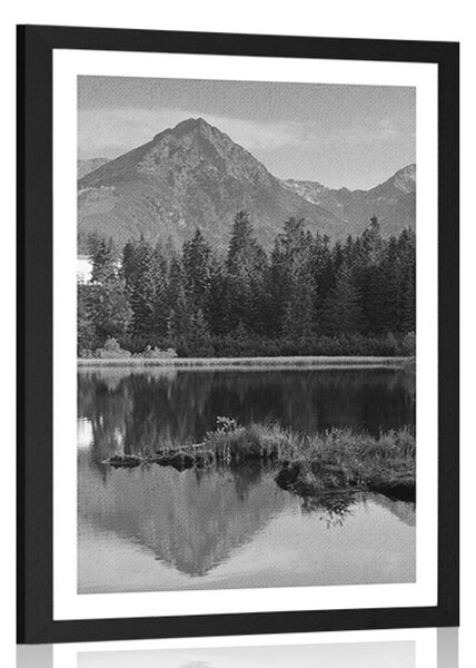 Plakat z passe-partout piękna panorama gór nad jeziorem w czerni i bieli