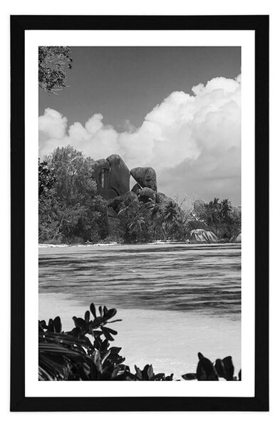 Plakat z passe-partout piękna plaża na wyspie La Digue w czerni i bieli
