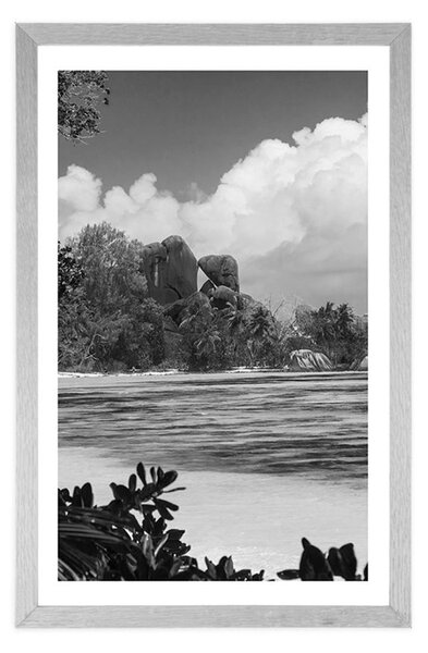 Plakat z passe-partout piękna plaża na wyspie La Digue w czerni i bieli