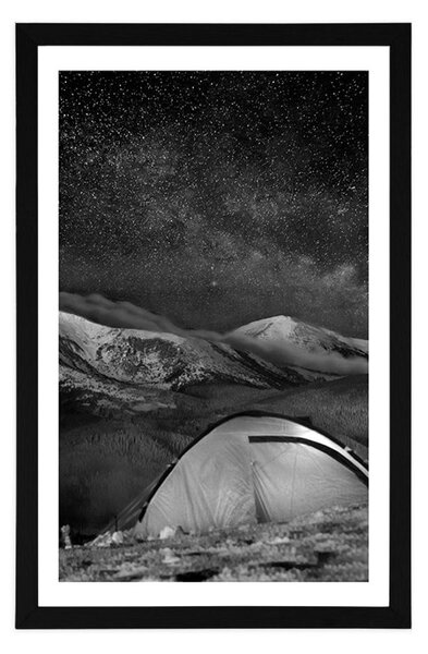 Plakat z passe-partout namiot pod nocnym niebem w czerni i bieli