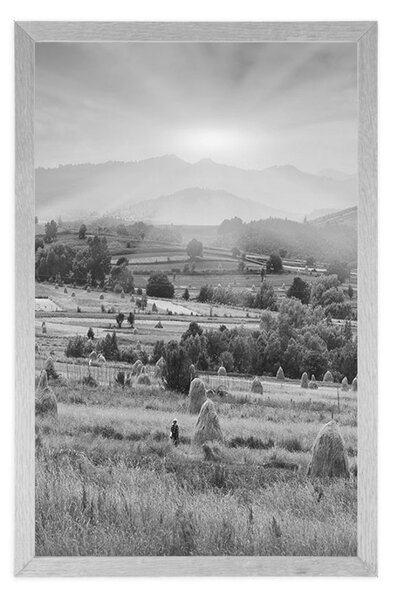 Plakat stogi siana w Karpatach w czerni i bieli