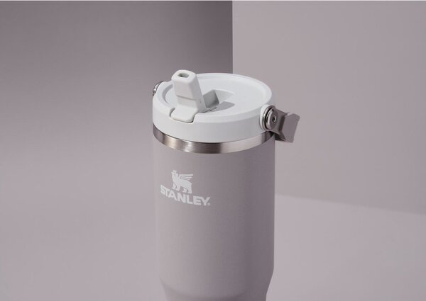 Jasnoszary termos ze stali nierdzewnej 410 ml IceFlow™ Flip Straw 2.0 Tumbler Ash – Stanley