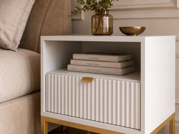 Stolik nocny z szufladą Amber biały na złotych nogach