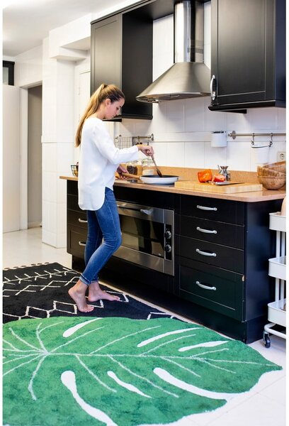 Ciemnozielony bawełniany dywan dziecięcy tkany ręcznie odpowiedni do prania 120x180 cm Monstera Leaf – Lorena Canals