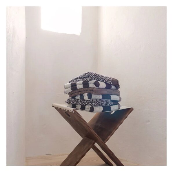 Brązowy ręcznik frotte z bawełny organicznej 50x90 cm Retro – Mette Ditmer Denmark