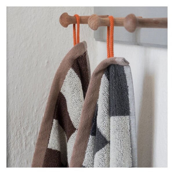 Brązowy ręcznik frotte z bawełny organicznej 50x90 cm Retro – Mette Ditmer Denmark