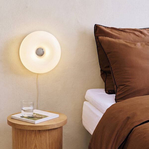 Kinkiet LED Fjora Lindby, możliwość ściemniania, biały / opal, salon / jadalnia, szkło, design