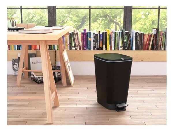 Plastikowy kosz na śmieci z pedałem w kolorze matowej czerni 45 l Chic Bin – KIS