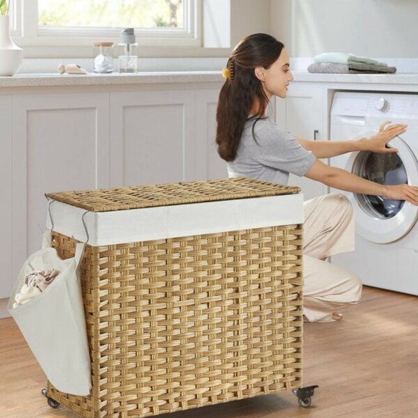 Kosz na bieliznę z kółkami z syntetycznego rattanu AVA, 140l, naturalny brąz SongmicsHome