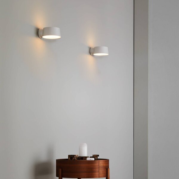 LOOM DESIGN Kinkiet LED Cookie, możliwość ściemniania, biały / opal, salon / jadalnia, aluminium, nowoczesny