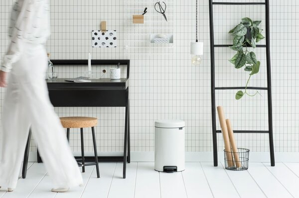 Biały stalowy kosz na śmieci z pedałem 12 l NewIcon – Brabantia
