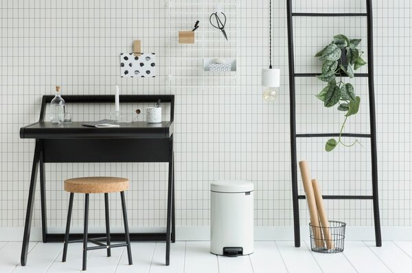 Biały stalowy kosz na śmieci z pedałem 12 l NewIcon – Brabantia