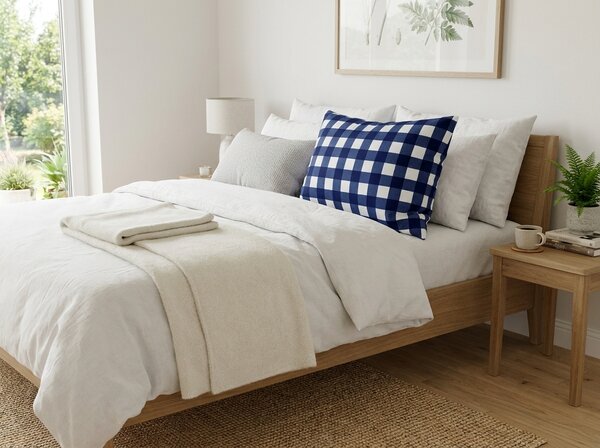 Poszewka na poduszkę z mikrofibry NAVY GINGHAM 70x90 cm, niebiesko-biała
