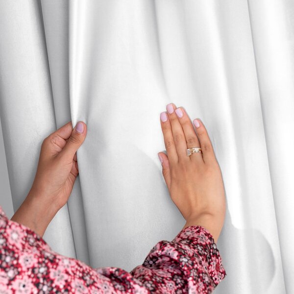 Biała aksamitna zasłona częściowo zaciemniająca (dimout) 140x270 cm Eyelets – Restilo
