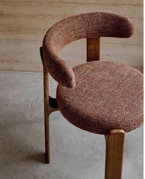 Brązowe krzesło z litego drewna jesionowego Granite – Kave Home