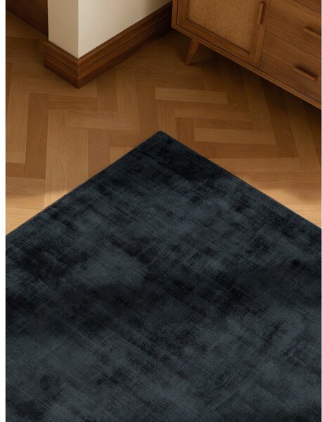 Czarny dywan z wiskozy tkany ręcznie 80x150 cm Noemi – Vikosa