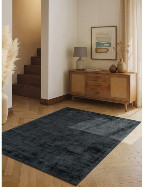 Czarny dywan z wiskozy tkany ręcznie 80x150 cm Noemi – Vikosa