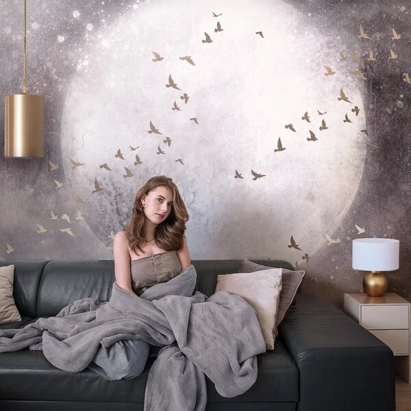 Tapeta MOONLIGHT FLY - warm grey - tapeta salonowa z księżycem i ptakami