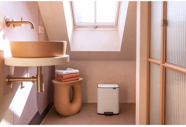 Biały stalowy kosz na śmieci z pedałem 12 l Bo – Brabantia