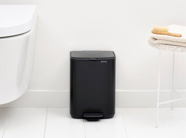 Stalowy kosz na śmieci z pedałem w kolorze matowej czerni 4 l Bo – Brabantia