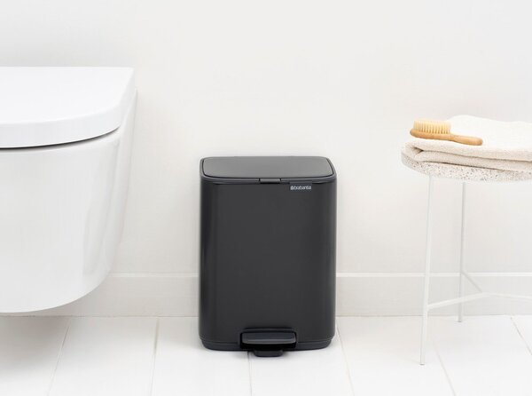 Stalowy kosz na śmieci z pedałem w kolorze matowej czerni 7 l Bo – Brabantia