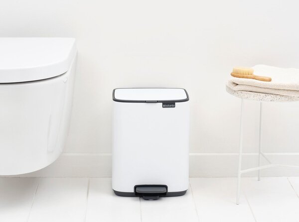 Biały stalowy kosz na śmieci z pedałem 7 l Bo – Brabantia