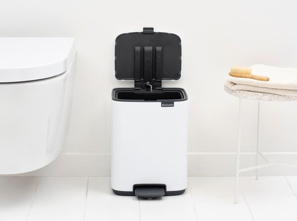 Biały stalowy kosz na śmieci z pedałem 7 l Bo – Brabantia