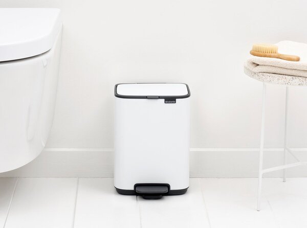 Biały stalowy kosz na śmieci z pedałem 4 l Bo – Brabantia