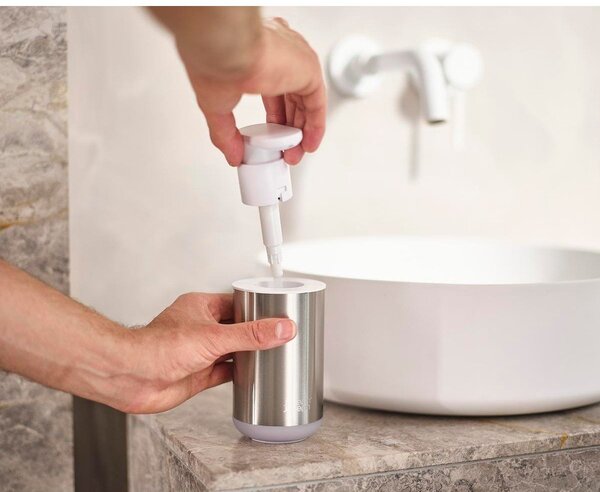 Dozownik do mydła ze stali nierdzewnej w kolorze srebra 300 ml Duo Steel – Joseph Joseph