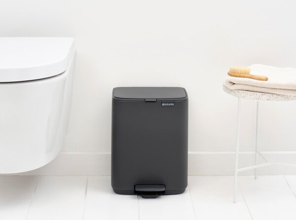 Ciemnoszary stalowy kosz na śmieci z pedałem 7 l Bo – Brabantia