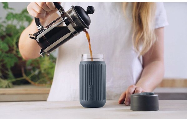 Ciemnoszary szklany kubek podróżny 340 ml – Black + Blum