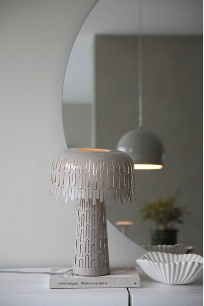 Szarobeżowa lampa stołowa z metalowym kloszem (wysokość 38 cm) Verbera – Markslöjd